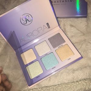 BRAND NEW NEVER USED ABH AURORA GLOW KIT😍😍😍